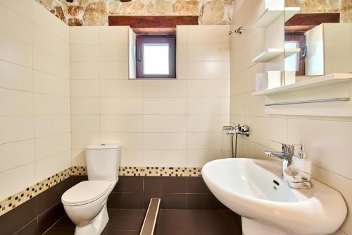 Kúpeľňa v ubytovaní Gerakas Stone House Villa