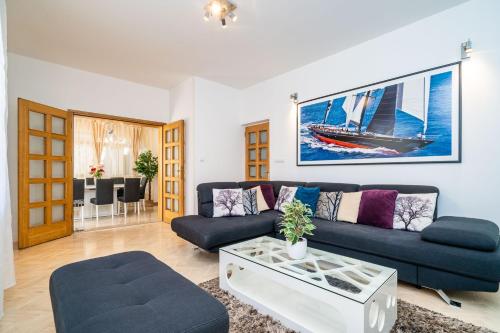 sala de estar con sofá y mesa en Holiday Home King, en Dubrovnik