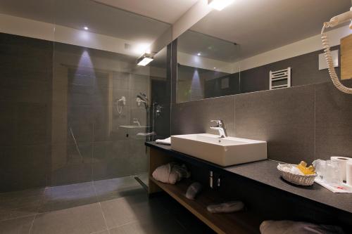 Koupelna v ubytování Design & Suite Hotel Ciarnadoi