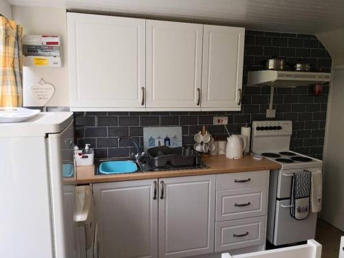 Dapur atau dapur kecil di 'Le Chalet II' free unlimited wifi 2 bed chalet House