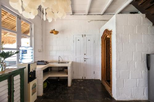 روما إليزابيث وروما جانيك في أُلُواتو: مطبخ مع حوض و جدار أبيض