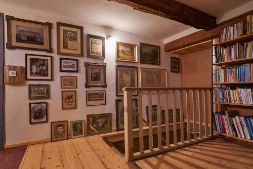 Habitación con escalera y pared de cuadros. en Doppelzimmer Dora Oberlausitzer Hof, en Leutersdorf