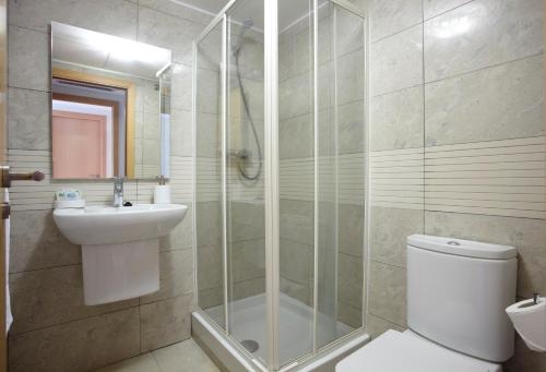 Koupelna v ubytování IBERSOL SPA AQQUARIA SUITES