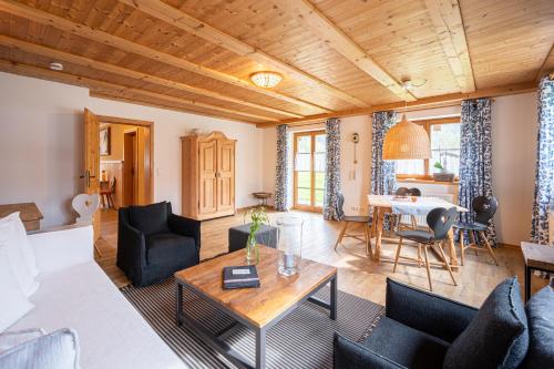 ein Wohnzimmer mit einem Sofa und einem Tisch in der Unterkunft Landhaus Berktold in Oberstdorf