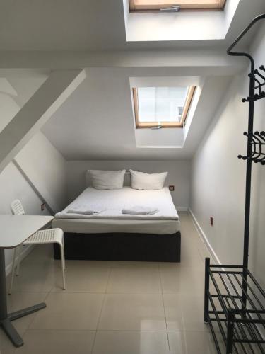 Posteľ alebo postele v izbe v ubytovaní Hoża Apartments and Rooms