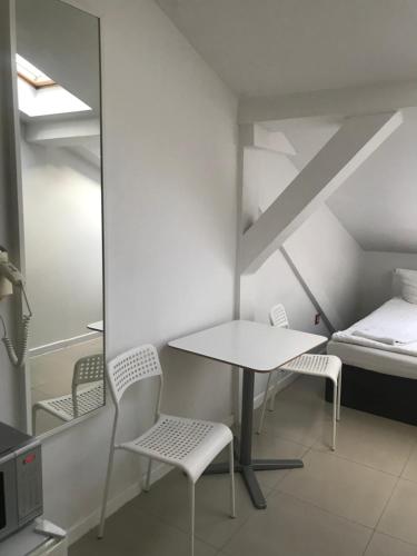 Posteľ alebo postele v izbe v ubytovaní Hoża Apartments and Rooms