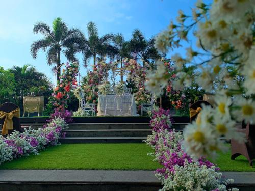 Hotel Santika Tasikmalayaにある庭