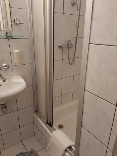a bathroom with a shower and a sink at Usługi hotelarskie Karpacz in Karpacz
