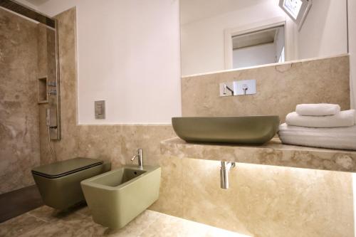 bagno con lavandino e servizi igienici di AFFITTACAMERE I PACIORRA a Favignana