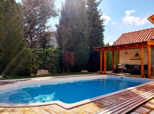 Canadian style house with 3D effect pool