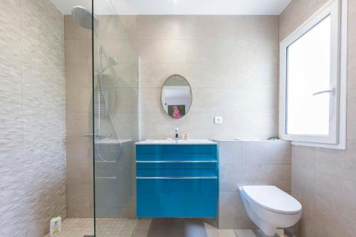 une salle de bain avec un lavabo bleu et des toilettes dans l'établissement Large Provencal villa with swimming pool in lush greenery LIVE IN CANNES, à Vallauris