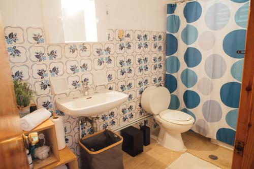 La salle de bains est pourvue de toilettes et d'un lavabo. dans l'établissement Pagonia Apartments, à Arillas