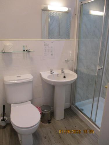 Ένα μπάνιο στο Sefton Lodge SEAFRONT ,PANORAMIC SEA VIEW ENSUITE BALCONY ROOMS AVAILABLE, GUEST GARDEN