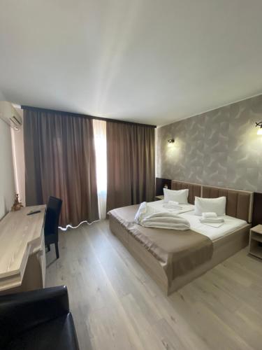 Ένα ή περισσότερα κρεβάτια σε δωμάτιο στο Pensiunea Damiro