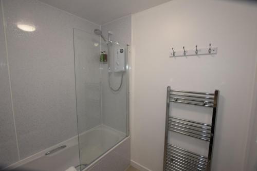 Et badeværelse på Silver Key Apartments III