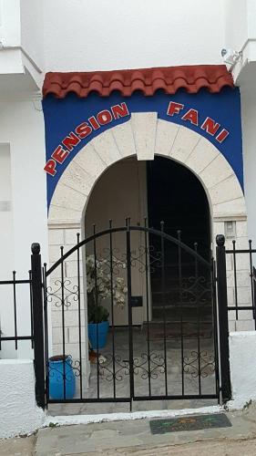 Muka bangunan atau pintu masuk Fani Liakou