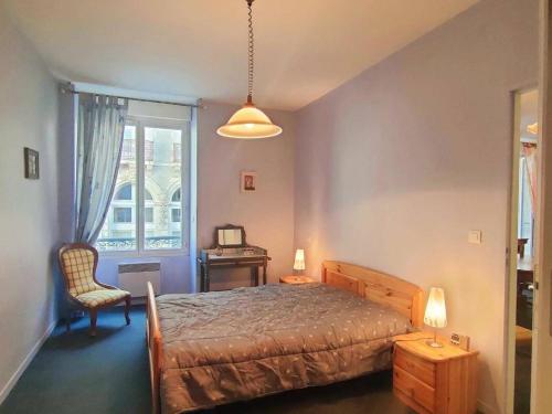 une chambre avec un lit, une chaise et une fenêtre dans l'établissement Spacieux Appartement 8 Pers. avec Balcons, 2 Salles de Bain, Parking Gratuit - Cauterets - FR-1-234-165, à Cauterets