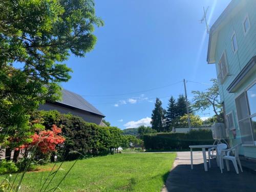 Κήπος έξω από το Holiday House Toya