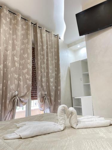 a bedroom with a bed with a heart pillow on the floor at Narcisse in Tropea