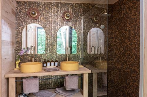 A bathroom at Nuits Perchées