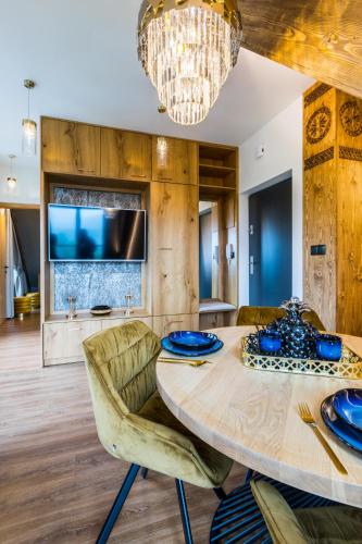 Η κουζίνα ή μικρή κουζίνα στο ApartHost Apartamenty Butorowy & Spa
