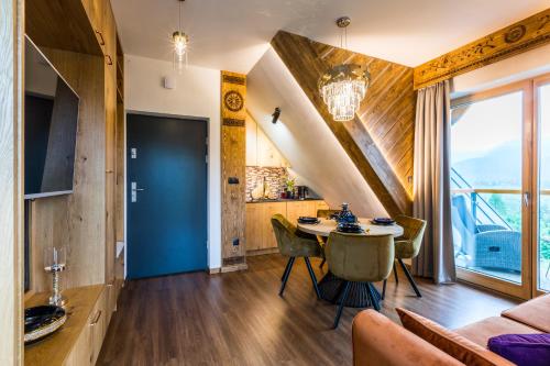 Χώρος καθιστικού στο ApartHost Apartamenty Butorowy & Spa