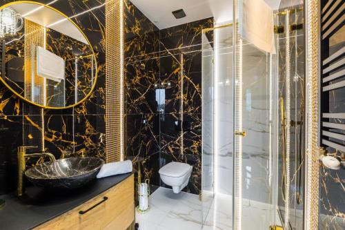 Ένα μπάνιο στο ApartHost Apartamenty Butorowy & Spa