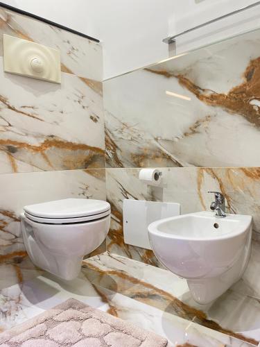 a bathroom with a toilet and a sink at Narcisse in Tropea