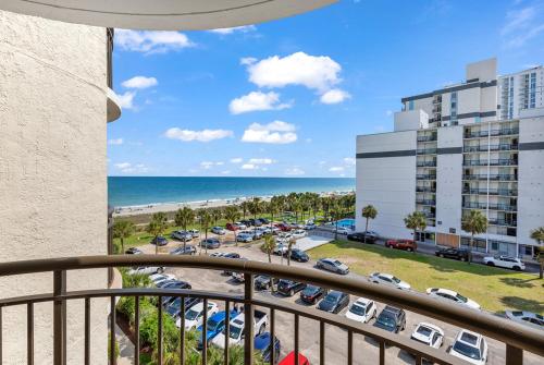 einen Balkon mit Blick auf einen Parkplatz und das Meer in der Unterkunft Hosteeva 1-bedroom Meridian Plaza Condo with Ocean View in Myrtle Beach