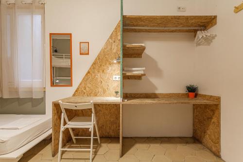 Habitación pequeña con escritorio y cama en Bird House, en Barcelona