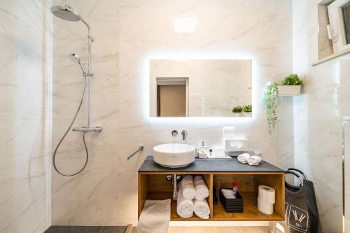 Bilik mandi di Apartment Simple Suite