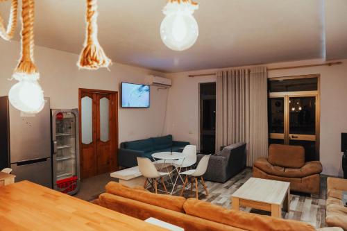 ART Hostel tesisinde bir oturma alanı