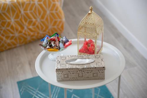 une table avec une cage et un bol de bonbons dans l'établissement Magnifique 5 min de Disney parking privée, à Montévrain