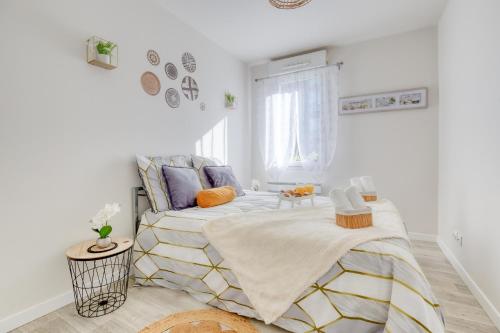 - une chambre blanche avec un lit et une couverture dans l'établissement Magnifique 5 min de Disney parking privée, à Montévrain