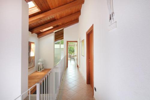 un pasillo de una casa con techo de madera en Sogno in Langa en Monforte dʼAlba