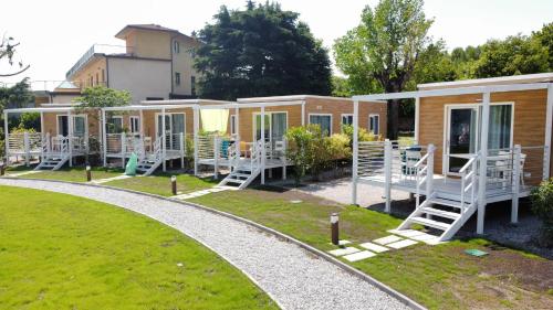 una fila de casas modulares modulares en un patio en Belvedere Clusane Camping, en Iseo