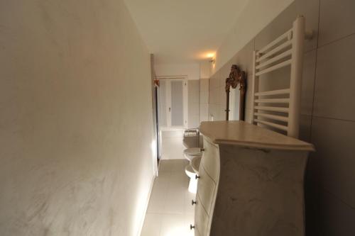ein weißes Bad mit einem WC und einem Waschbecken in der Unterkunft CALLE DE LA COMARE in Venedig