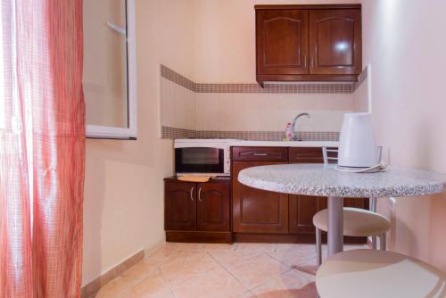 Η κουζίνα ή μικρή κουζίνα στο Fouxia Apartments and Studios 