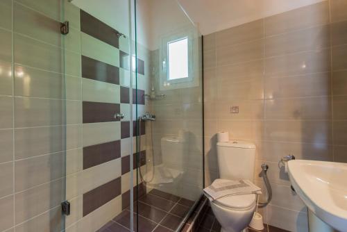 Ένα μπάνιο στο Fouxia Apartments and Studios 