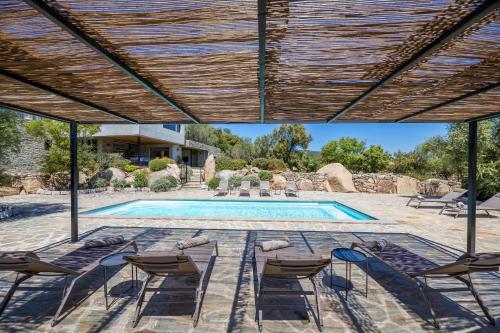 un patio extérieur avec des chaises et une piscine dans l'établissement Villa 18, à Porto-Vecchio