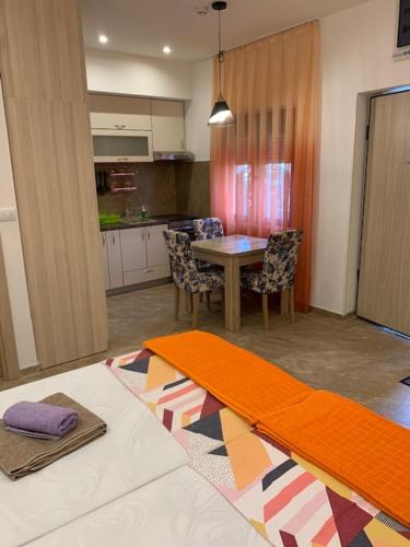 ein Wohnzimmer mit einem Tisch und einer Küche in der Unterkunft Villa Lili in Kotor