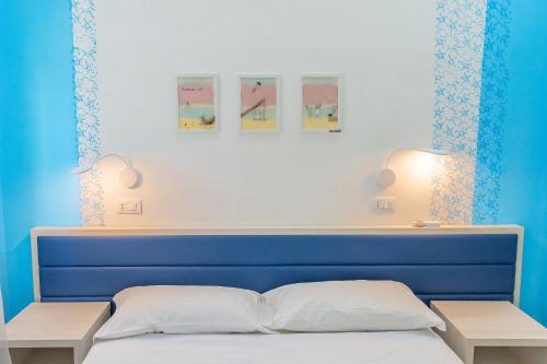 Ein Bett oder Betten in einem Zimmer der Unterkunft EDEN CONERO Appartamento IL PORTO - NUMANA CENTRO