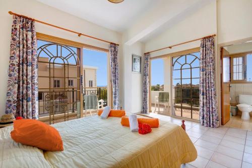 ein Schlafzimmer mit großem Bett und großen Fenstern in der Unterkunft Villa Katina by Villa Plus in Peyia