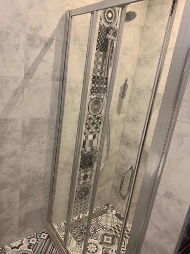 eine Dusche mit Glastür im Bad in der Unterkunft Villa Lili in Kotor