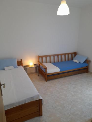 a bedroom with two beds and a lamp in it at Χαλκιδική Κρυοπηγή in Kriopigi