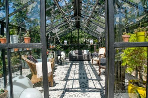 a glass house with a glass roof at BASTIDE PROVENÇALE PROCHE CANNES in Peymeinade