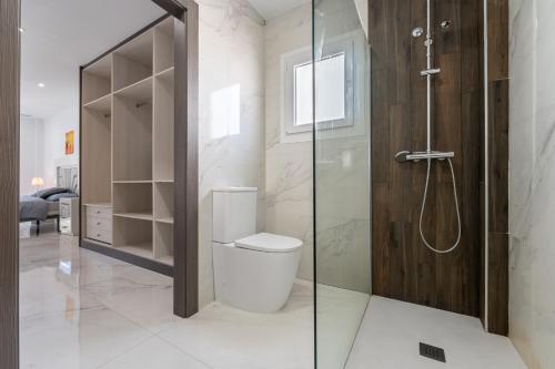 Ένα μπάνιο στο New villa with rooftop terrace and pool