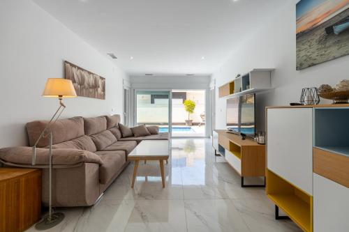 Χώρος καθιστικού στο New villa with rooftop terrace and pool