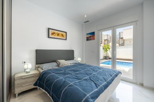 Llit o llits en una habitació de New villa with rooftop terrace and pool