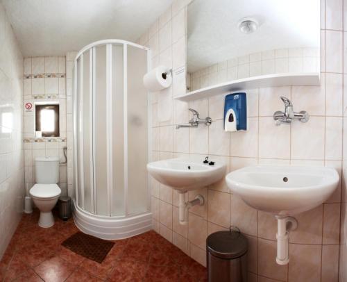 een badkamer met 2 wastafels en een toilet bij Horská chata Svatobor in Sušice